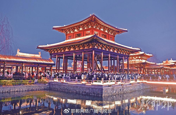 大名石刻博物馆内灯光璀璨，游人如织。邯郸新闻传媒中心记者 巩玉强 摄