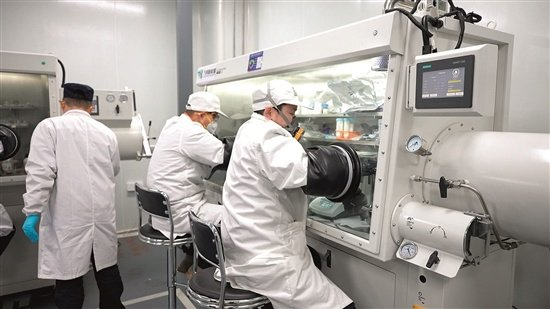 研发人员在操作箱进行产品验证。