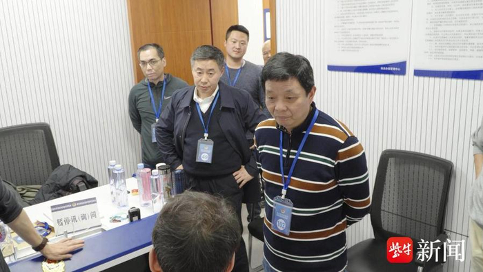专案组民警对嫌疑人进行审讯