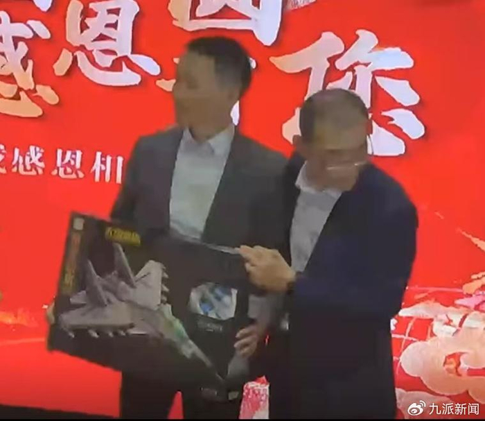 谢岳给儿子买的飞机模型。图/视频截图