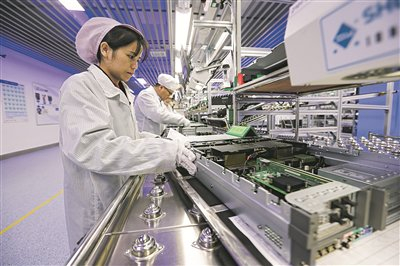 工人在云上鲲鹏无尘化车间忙碌（本报资料图片）。