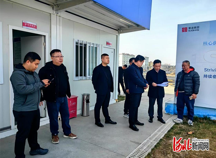 图为邢台市住建局主要领导带队赴建筑工地开展扬尘防治专项检查 白国强摄