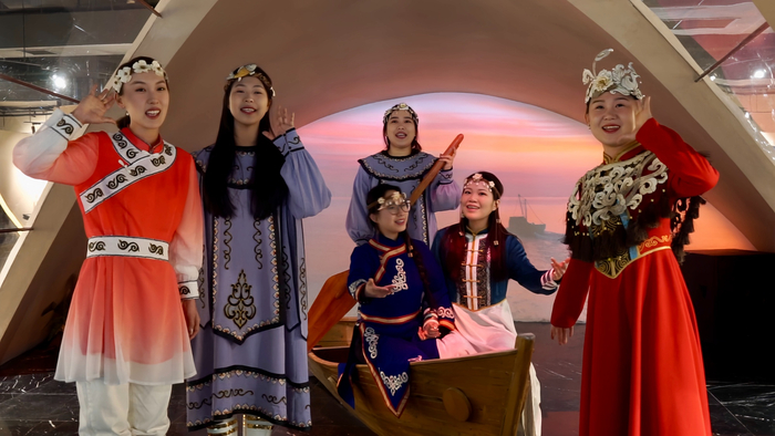 排练《乌苏里船歌》（央广网记者  张瀚予  摄）