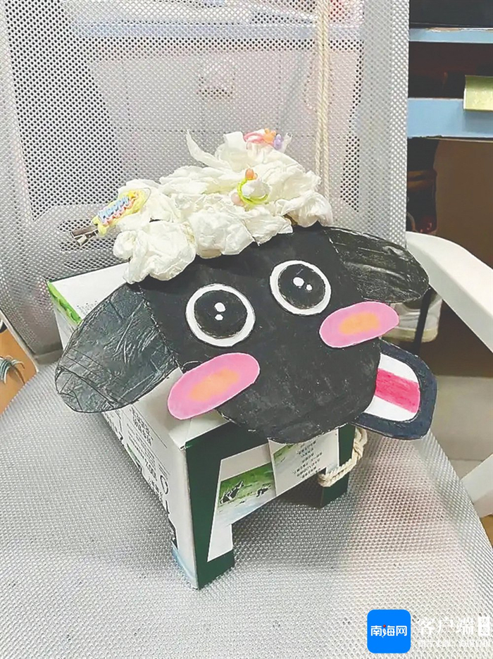 资料图：用纸箱做的宠物。