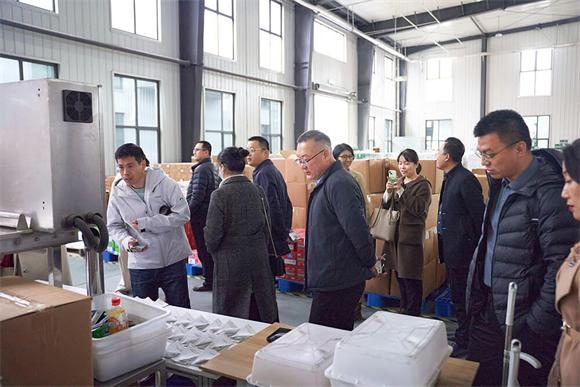 　　参观物流仓储中心