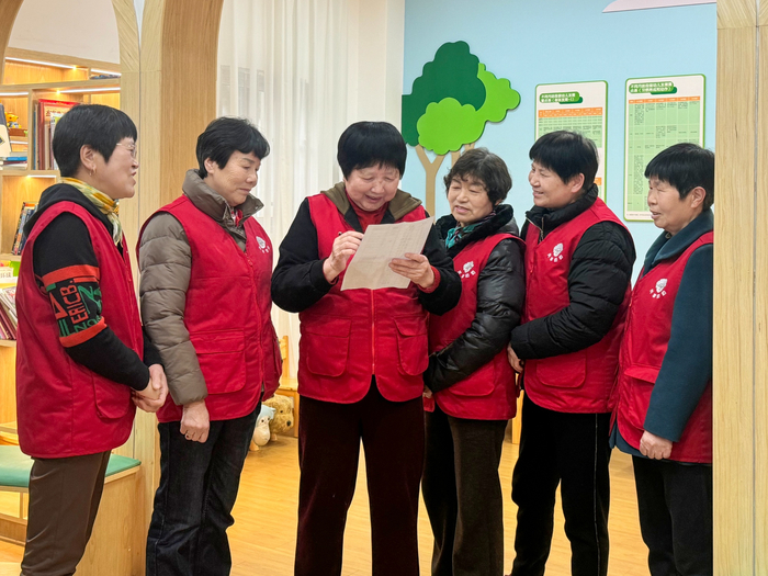 “共享奶奶”讨论接孩子放学计划（央广网记者  陈金莲  摄）