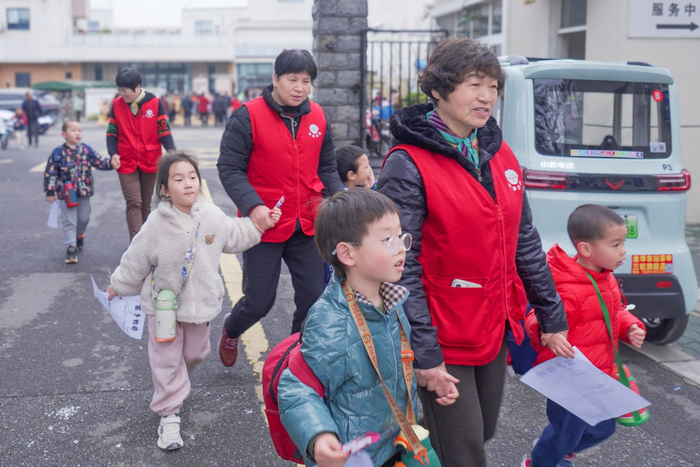 “共享奶奶”接孩子放学（央广网记者  俞烨  摄）