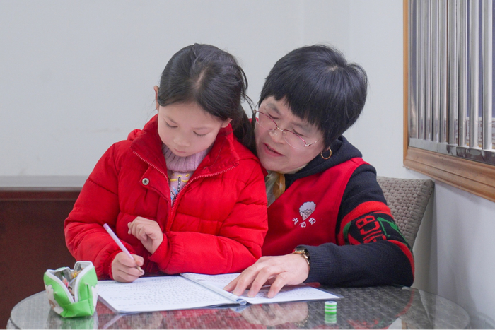 “共享奶奶”辅导孩子做作业（央广网记者  俞烨  摄）