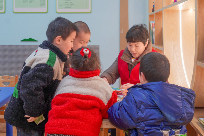 “共享奶奶”跟孩子们在一起（央广网记者  俞烨  摄）