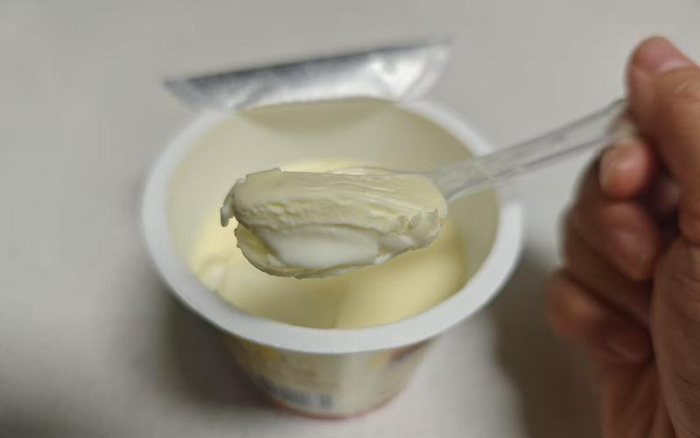 奶皮子酸奶最上层的“奶皮”。新京报记者 郭铁 摄