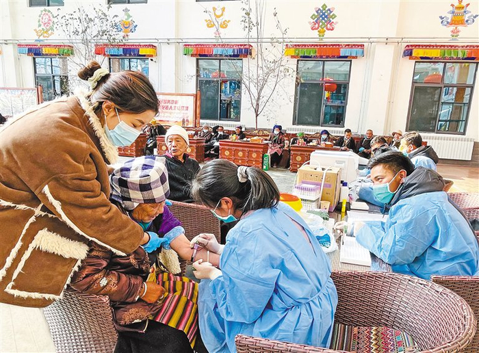 图为医护人员为老人检查身体。记者　巴桑旺姆　摄