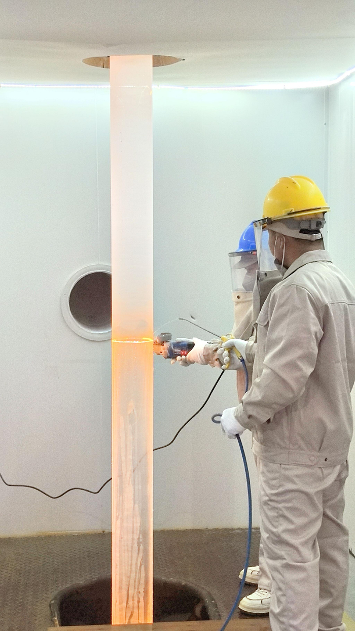 图为凯美石英工作人员在切割石英玻璃管