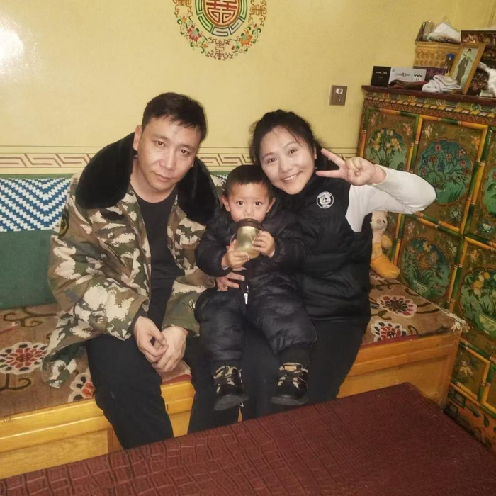 图为“双警家庭”顿珠班典、益西旺姆和儿子的合影。