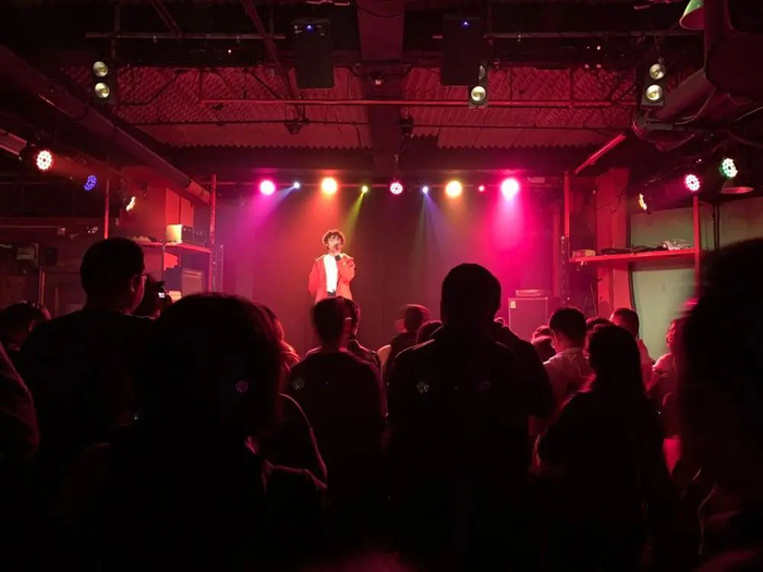 2019年12月25日，庞麦郎在上海育音堂《真棒》演唱会现场。王倩 摄