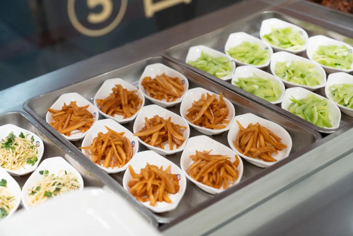 广济南大食堂里的部分菜品。图/苏州地铁