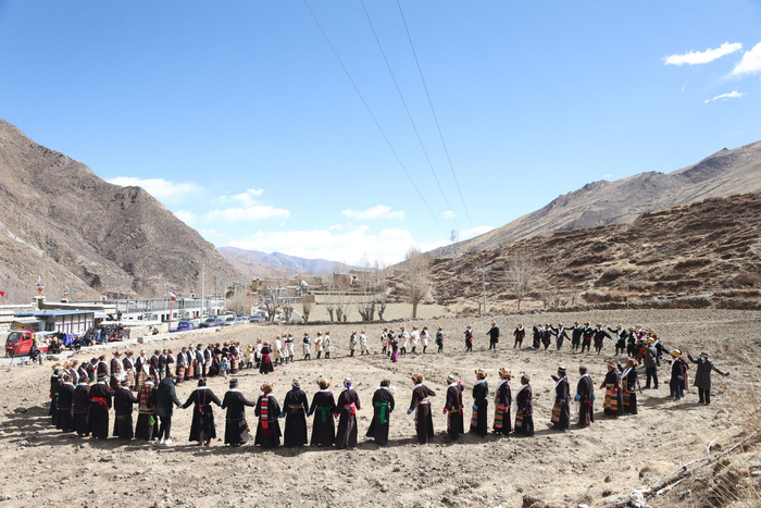 图为开耕仪式最后村民们载歌载舞为开耕仪式画上圆满的句号