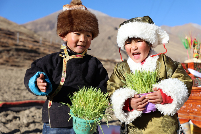 图为村里的小朋友洛桑顿珠和次吉永措手捧“洛皮”送祝福