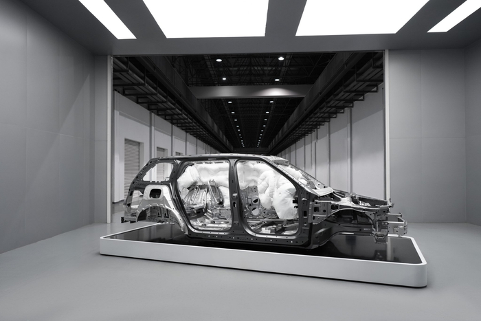 同级独有的后排头胸一体式气囊搭配超长侧气帘，碰撞瞬间稳稳承托