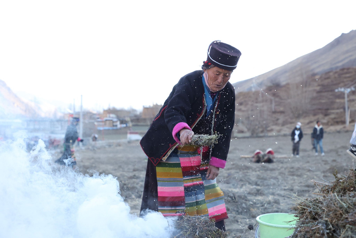 图为村民们正在煨桑祈福风调雨顺