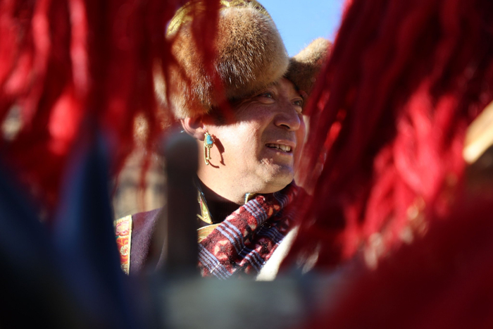 图为村民洛桑身着节日的盛装开始等待着春耕开犁的号令