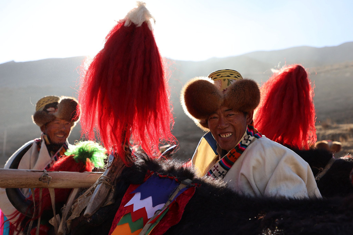 图为村民开始为耕牛准备