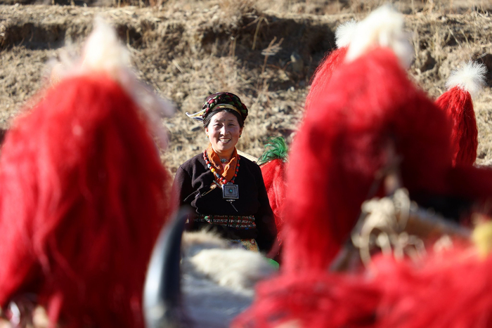 图为日马岗村二组的阿佳尼玛玉珍对着镜头笑