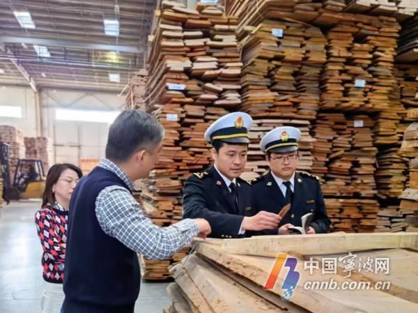 宁波海关关员深入企业开展调研。李凌 摄