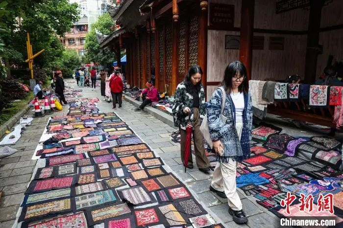  绣里淘非遗集市吸引游客。中新社记者 瞿宏伦 摄
