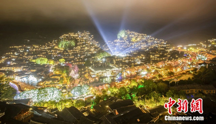  贵州西江千户苗寨夜景。 唐哲 摄