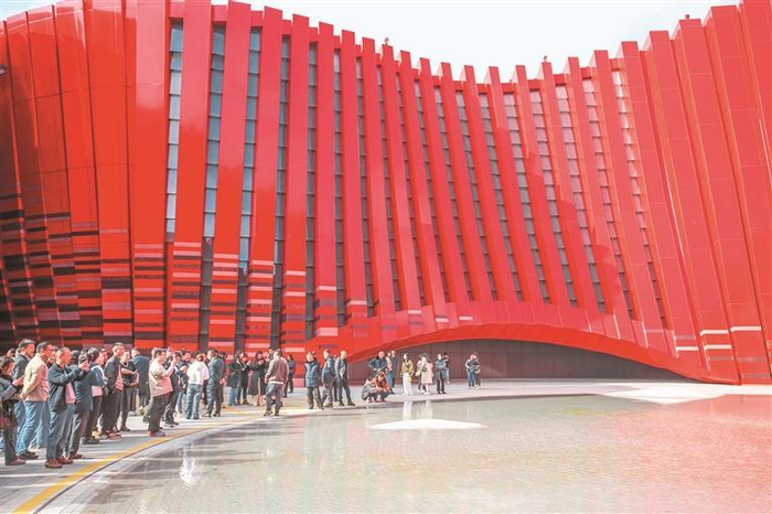 中国首个长征主题全域行浸式数字艺术体验馆“红飘带”已成为热门旅游打卡地。    贵州日报天眼新闻记者 王纯亮 摄