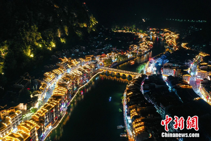  贵州镇远古镇夜景美如画。中新社记者 瞿宏伦 摄