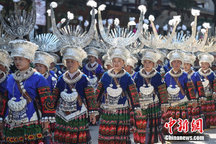  苗年巡游活动。中新社记者 瞿宏伦 摄