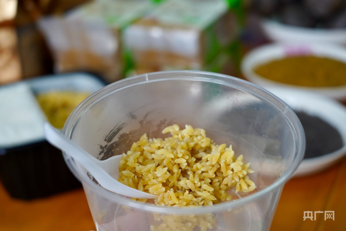 煮好的土豆米（央广网实习记者  冯宜  摄）