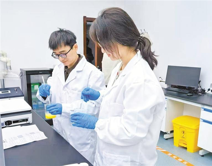 永宁县人民检察院干警在做检测。 记者 杨超 摄