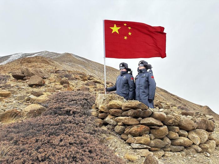 图为移民管理警察在边境一线巡逻执勤中。