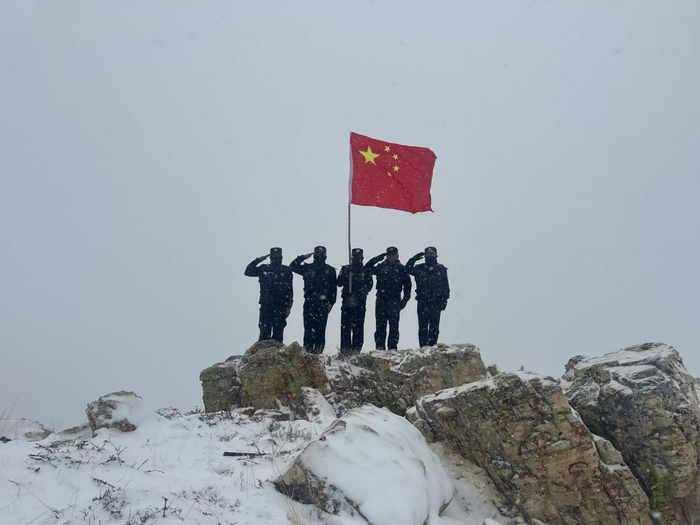 图为牟磊跟战友们在边境一线巡逻途中。