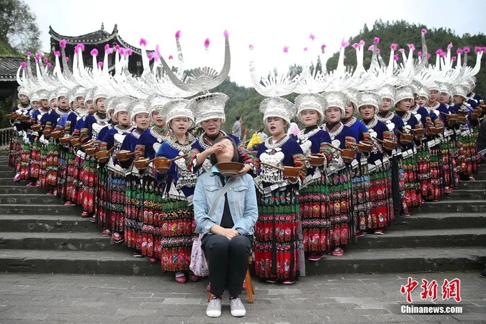  贵州“高山流水”敬酒礼。中新网记者 瞿宏伦 摄