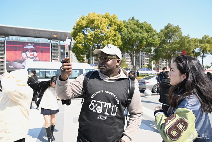 外国友人参观上赛场——新民晚报记者 徐程摄