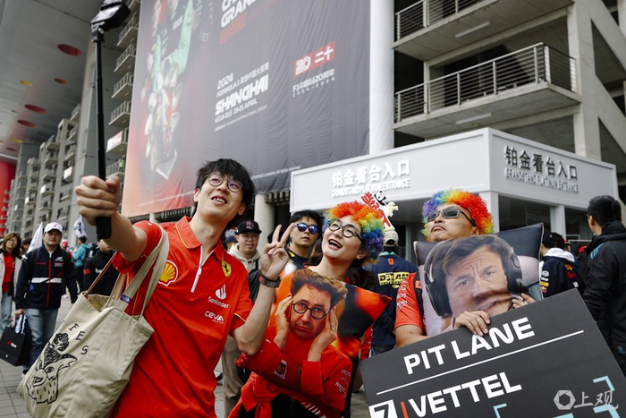 去年F1中国大奖赛现场热情的球迷——新民晚报记者 李铭珅摄