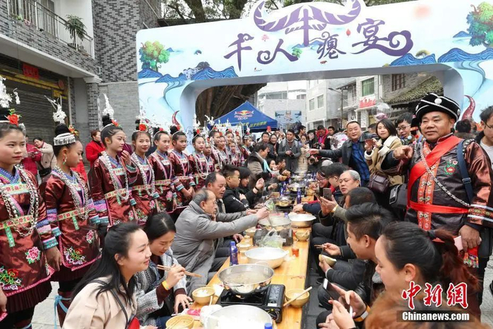  贵州榕江千人同享牛瘪宴。贺俊怡 摄