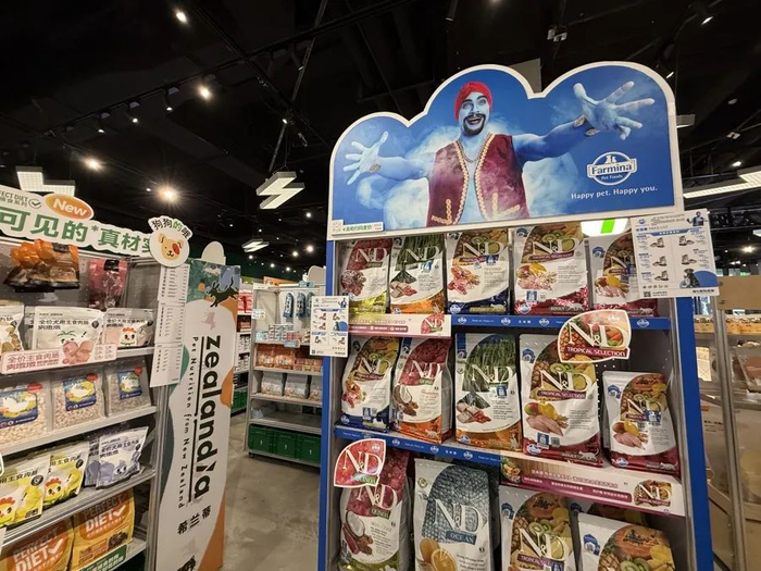 丰富多样的宠物商品。沈思怡 摄