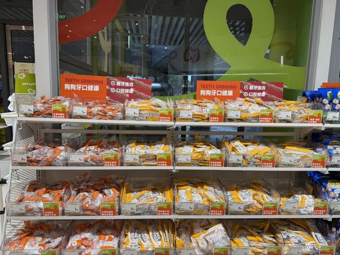 300种SKU的量贩宠物零食散装陈列区。沈思怡 摄