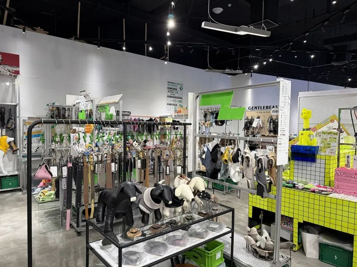 琳琅满目的宠物商品。沈思怡 摄