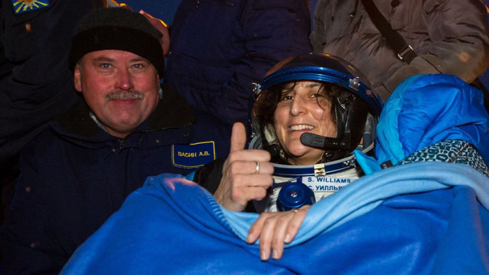 图丨 2012 年，Sunita Williams 在完成为期四个月的国际空间站任务返回后竖起了大拇指（来源：NASA）