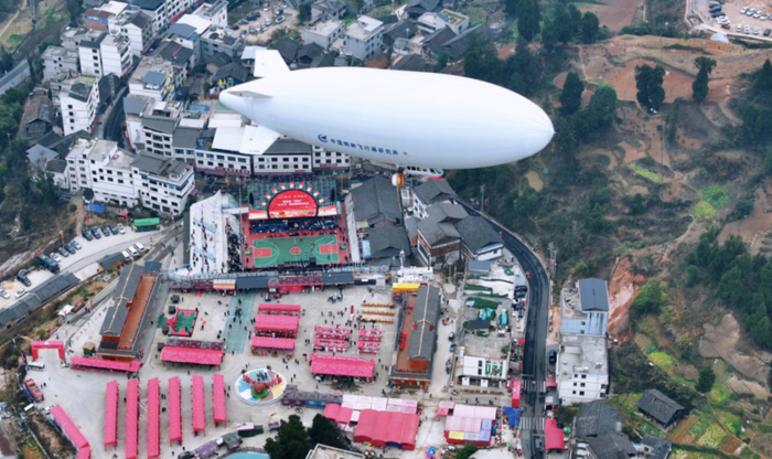 “祥云”AS700载人飞艇飞跃“村BA”比赛场地上空