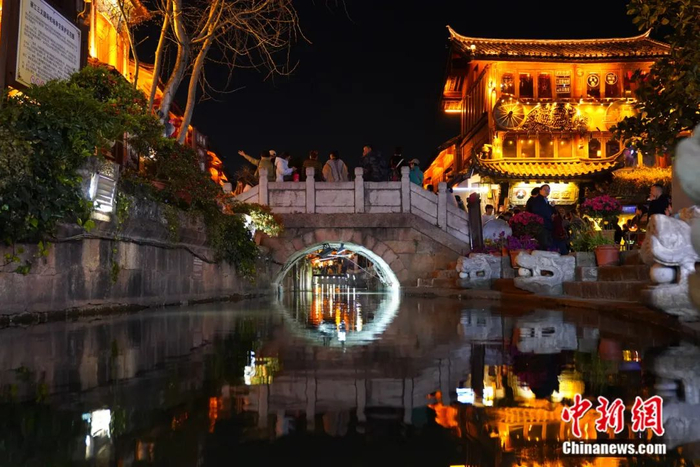  图为丽江古城灯火繁华，游人络绎不绝。中新社记者 刘冉阳 摄