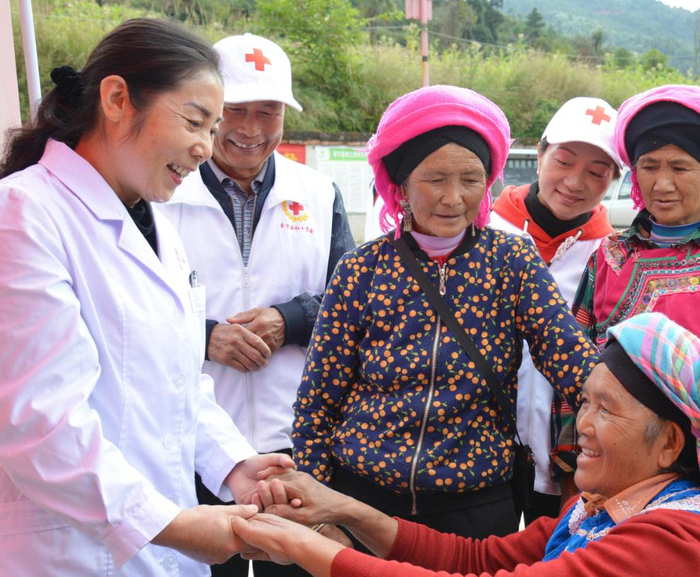 红十字会送医下乡。记者 杨峥 摄
