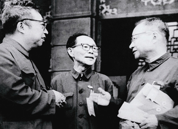吴学周与王大珩（右）、唐敖庆（左）在一起  资料图片