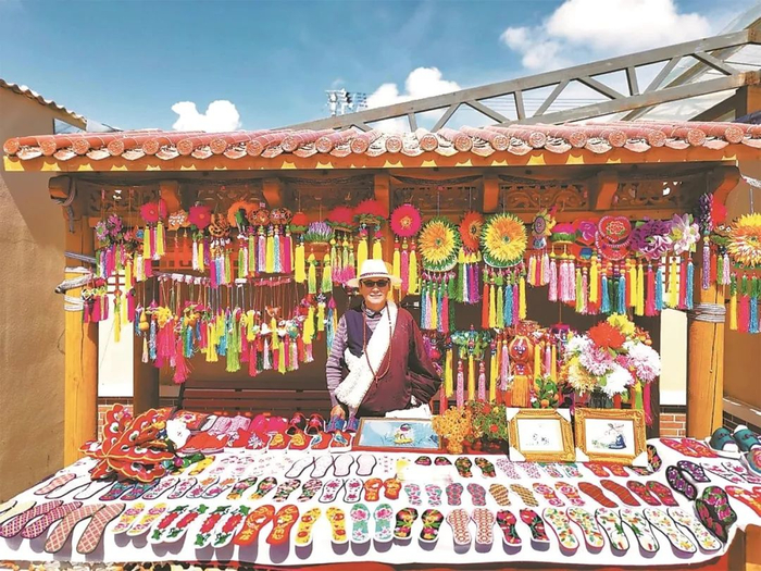 在果洛藏贡麻村举行的绿色农畜及文创产品推介会现场。资料图片