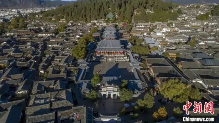  图为坐落于丽江古城中央的木府。陈畅 摄